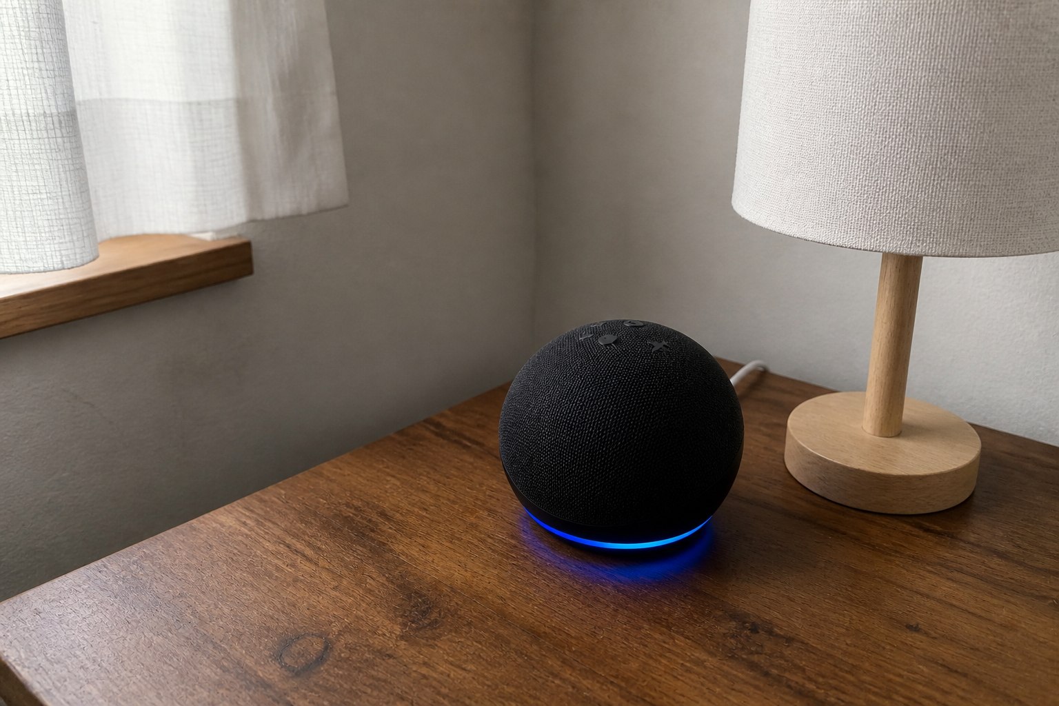 消えたままのスマート照明と、Echo Dot第5世代を置いた無人のダイニング