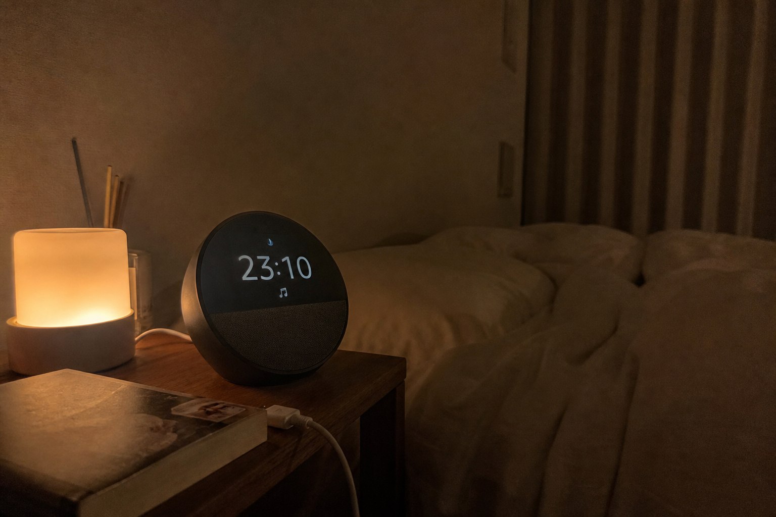 夜のベッドサイドで睡眠用音楽を再生するEcho Spotと暗くしたスマート照明