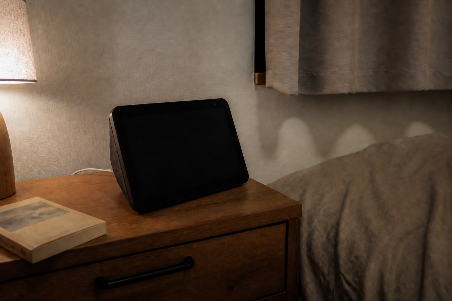 寝室のサイドテーブルで電源コードを接続したまま画面だけが黒くなったEcho Show