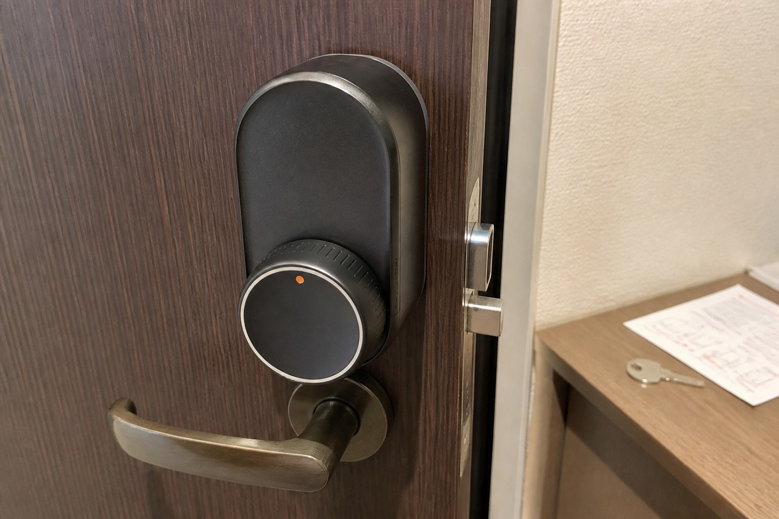 賃貸住宅のドアへ穴を開けずに取り付けたSwitchBot ロックUltra
