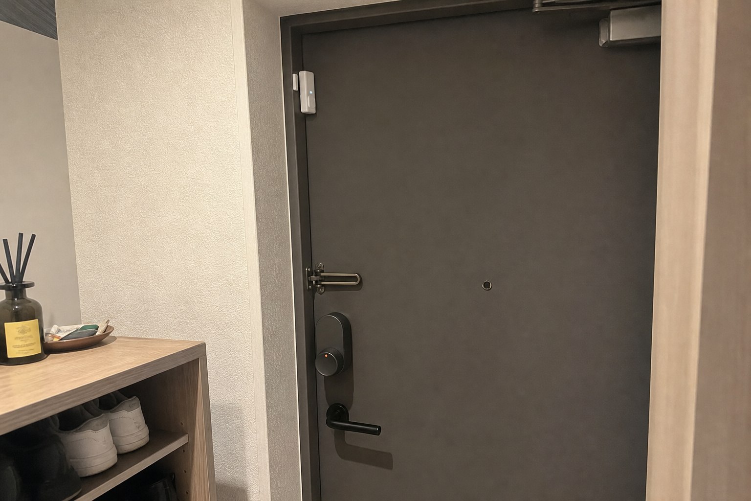 玄関ドアの内側に取り付けたSwitchBot ロックUltraと開閉センサー