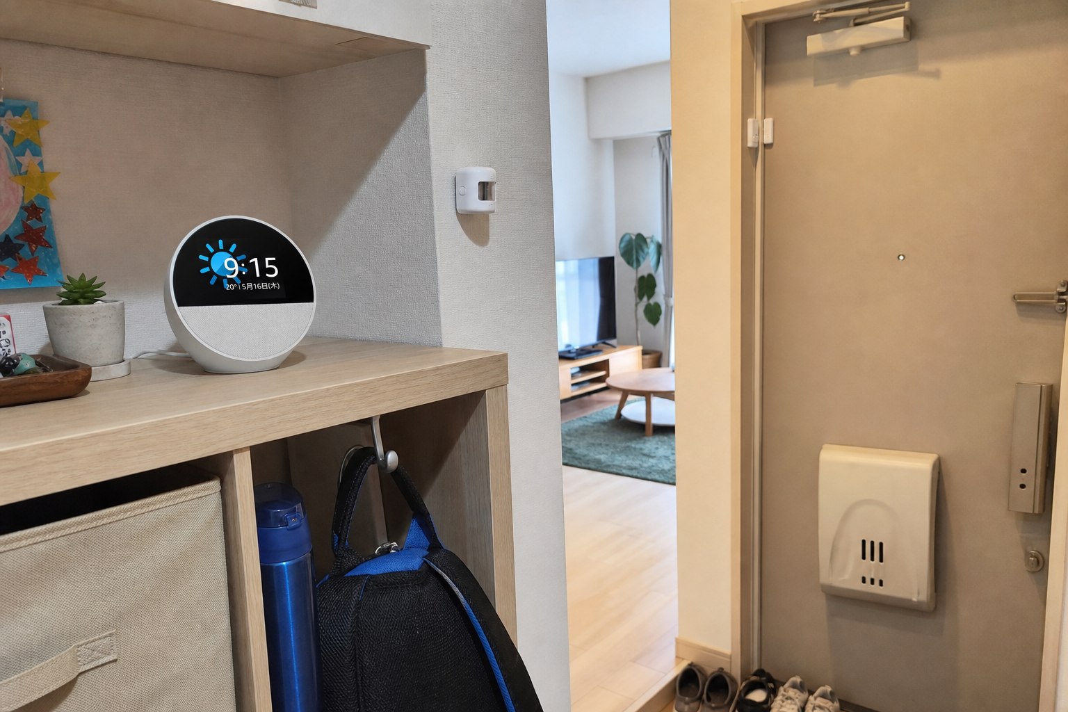 家族が使う玄関近くに設置したEcho Spot、開閉センサー、人感センサー