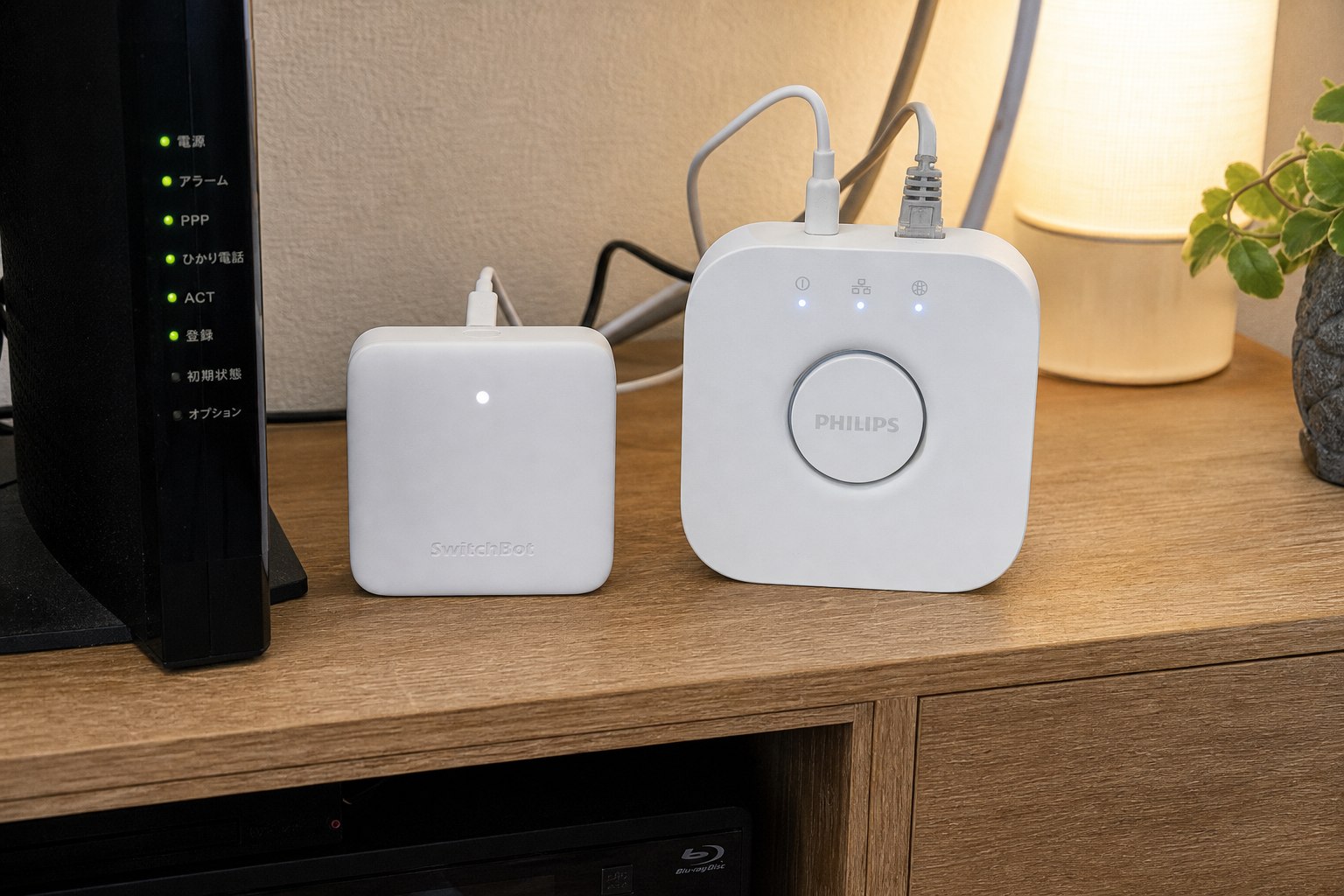 家庭の棚で稼働しているSwitchBot Hub MiniとPhilips Hue Bridge